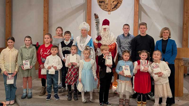 Weihnachtskonzert Kolorit Augsburg 2025 Gruppenfoto Vaeterchen Frost Snegurotschka